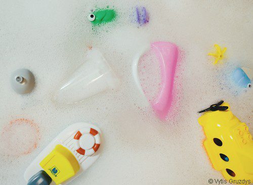 jouets de bébé dans une eau mousseuse de bain