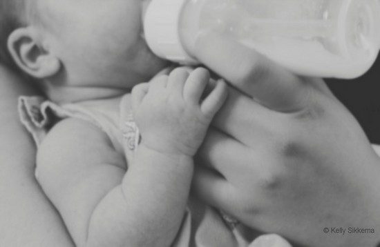 bébé boit son biberon