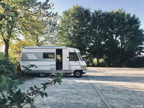 un camping-car garé sur un parking nature