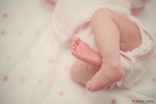 jambes recroquevillées de nourrisson prêt à être changé