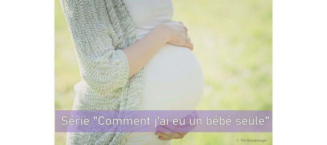 femme enceinte enveloppe son ventre de ses mains