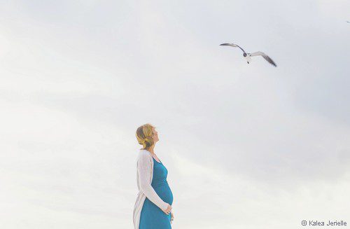 femme enceinte regarde une mouette