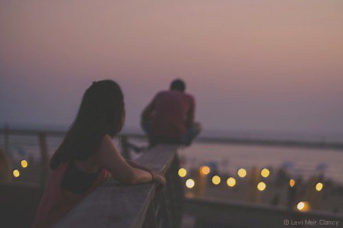 femme regarde un homme assis lui tourner le dos