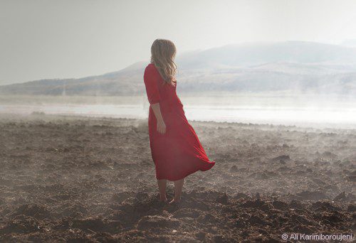 femme seule devant un lac regarde au loin