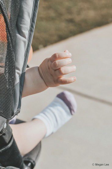 bébé dans sa poussette