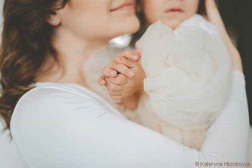 maman enlace son bébé avec tendresse