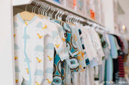 des pyjamas bébé de toutes les couleurs sur cintres