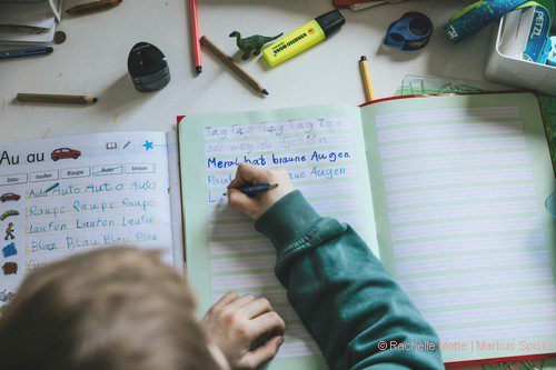 enfant travaille écriture sur un cahier