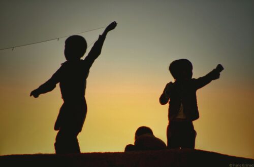 enfants s'amusent dans le soleil couchant