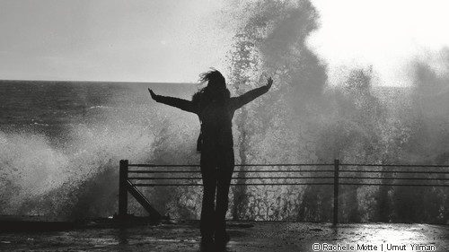 femme brave la mer déchaînée
