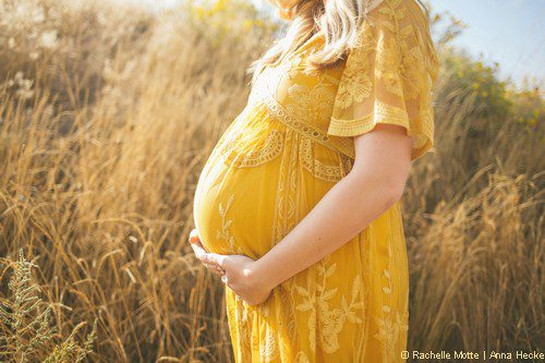 femme enceinte illuminée par le soleil
