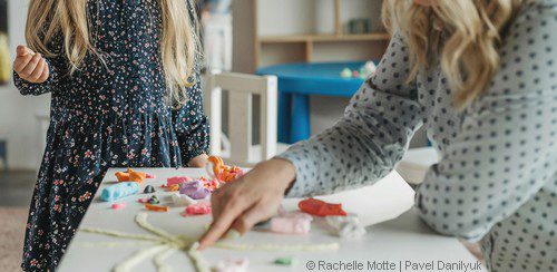 femme montre activité à une petite fille