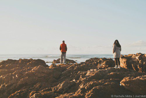 femme regarde homme au loin qui lui tourne le dos