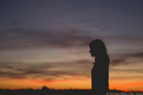 silhouette d'une femme triste dans la pénombre d'un jour qui tombe