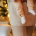 gros plan sur les jambes de bébé porté par sa maman