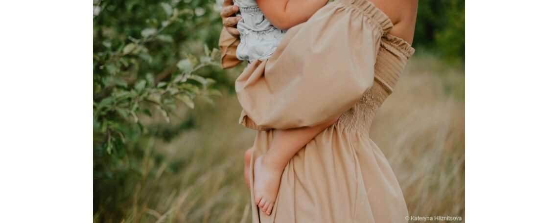 maman enlace tendrement son bambin dans ses bras