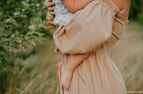 maman enlace tendrement son bambin dans ses bras