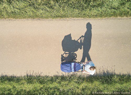 maman vue d'en haut promène bébé dans sa poussette sur un chemin