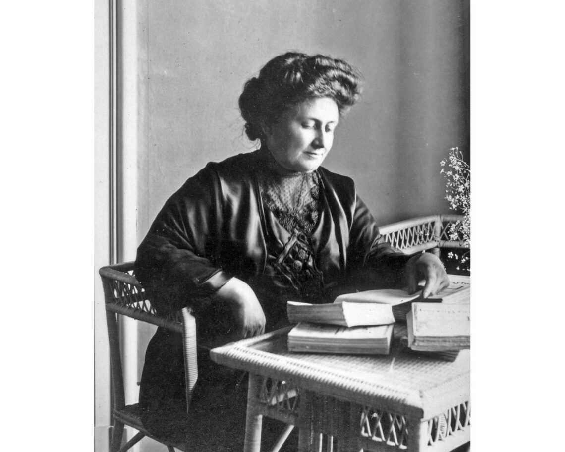 Maria Montessori attablée en 1913