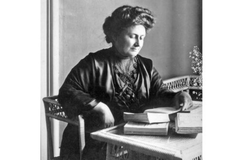 Maria Montessori attablée en 1913