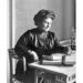 Maria Montessori attablée en 1913