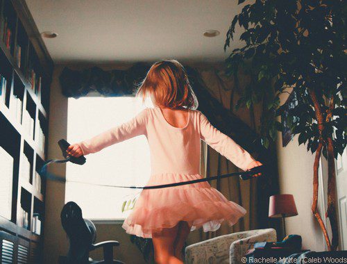 petite fille danse en tutu dans son salon
