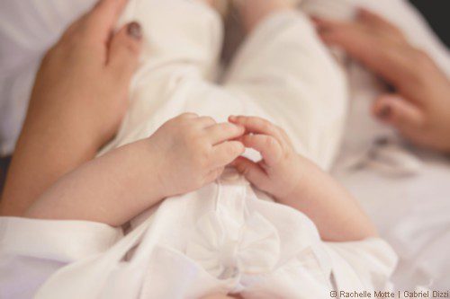 bébé dort sur maman