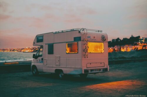 camping car dans la nuit sur la côte devant la mer