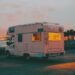 camping car dans la nuit sur la côte devant la mer