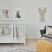 décor de chambre bébé épuré : lit à barreaux, siège, tableaux
