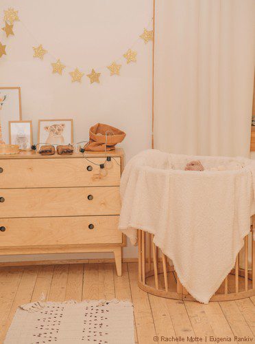 chambre bébé avec une commode et un lit