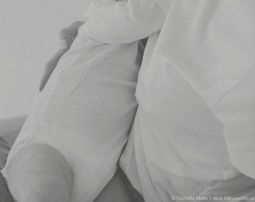 corps bébé contre sa mère sans position allaitement