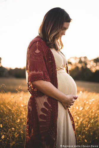 femme enceinte devant champ de blé