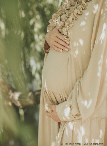 femme enceinte se tient le ventre