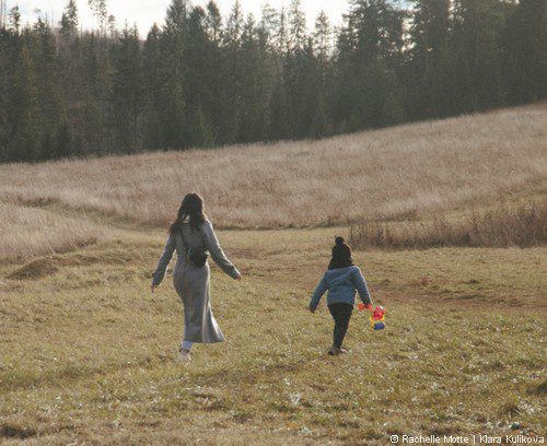 maman et enfant marchent dans la nature