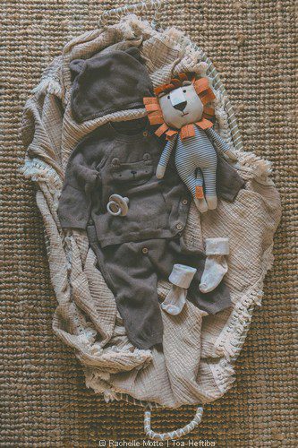 tenue de naissance pour bébé avec un doudou