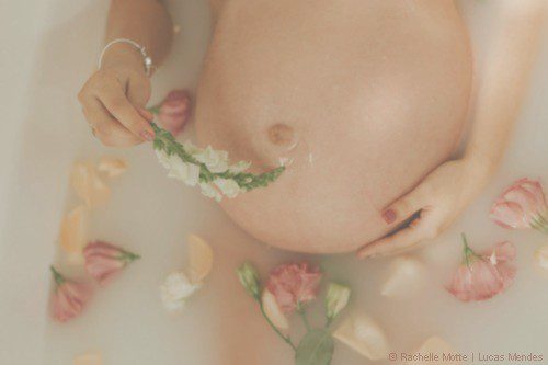 ventre femme enceinte dans bain avec des fleurs