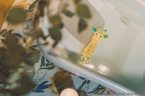 baignoire bébé et thermomètre de bain girafe