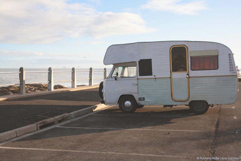 camping-car garé devant la mer