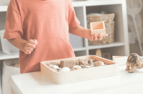 enfant fait une activité sur plateau