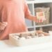 enfant fait une activité sur plateau