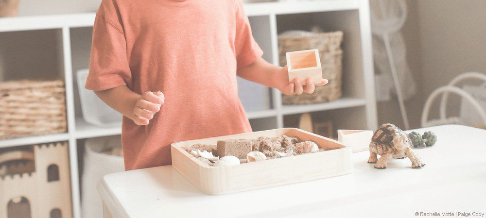 enfant fait une activité sur plateau