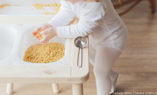 enfant manipule des pâtes