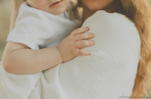 maman et bébé enlacés