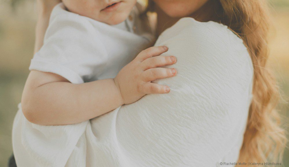 maman et bébé enlacés