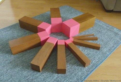escalier marron et tour rose