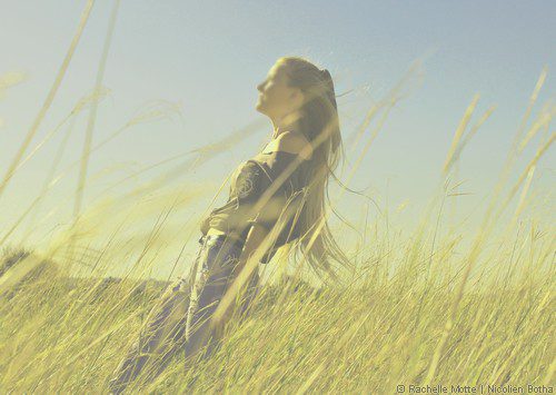 femme dans champ de blé