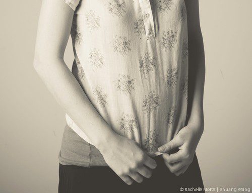 femme enceinte petit ventre sous chemisier
