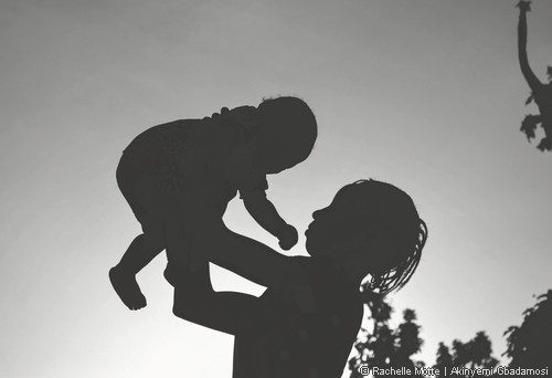 maman lève bébé au dessus d'elle