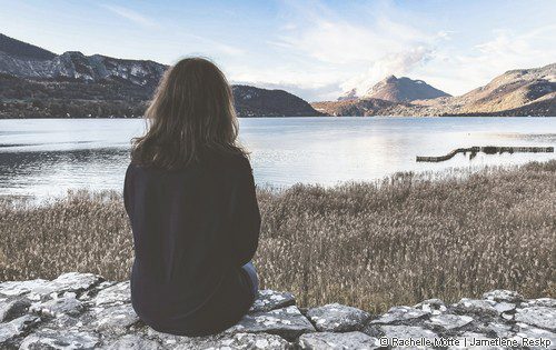 femme pensive devant lac
